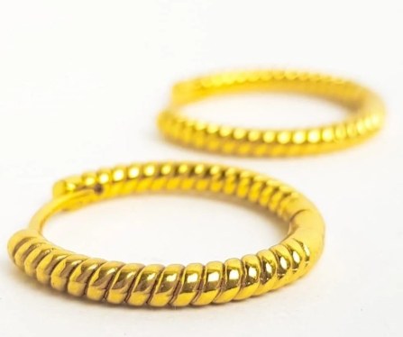 BRINCO 2,3CM ARGOLA DETALHES TRANÇADOS